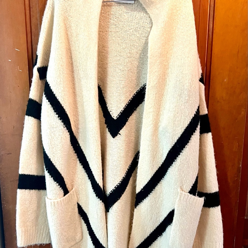 Lush size small copped cardigan in cream and black